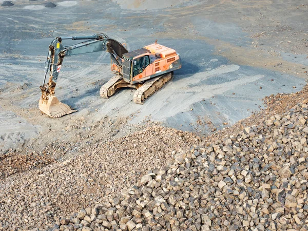 Loader Wait Dump Truck Heavy Machinery Clinkstone Phonolite Mining Quarry —  Fotos de Stock