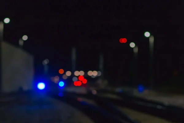 Ночь Пустые Железнодорожные Пути Возле Железнодорожного Вокзала Огнями Темную Ночь — стоковое фото