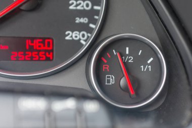 Yakıt göstergesi, boş seviyede kırmızı göstergeli. Yakıt göstergesi. Yakıt göstergesi, benzin göstergesi, arabada benzin var. Clip. Benzin sensörü.