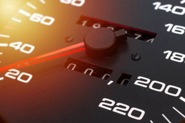 Arabadaki hız göstergesi. Araba konsolu. Gösterge paneli, lambalar, araba enstrüman paneli. Speedometer 'lı gösterge paneli. Araba tamiri. Modern iç mekan. Yakın çekim. Boşluğu kopyala.