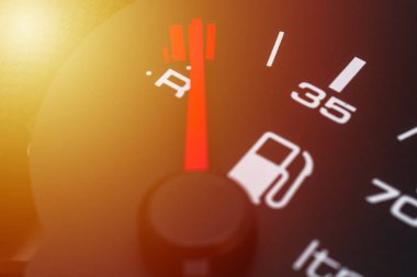 Yakıt göstergesi, boş seviyede kırmızı göstergeli. Yakıt göstergesi. Yakıt göstergesi, benzin göstergesi, arabada benzin var. Clip. Benzin sensörü.