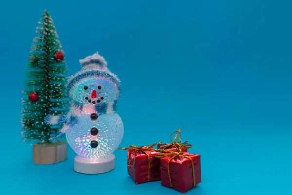 Muñeco Nieve Brillante Noche Regalos Árbol Navidad Con Espacio Para — Foto de Stock