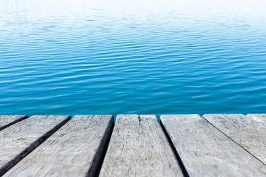 Mavi Su Yüzeyi Eski Ahşap Masalar Gibi Durgun Dalgalar. Küçük dalgalarla Sakin Su Yüzeyi. Güzel mavi su arkaplanı..