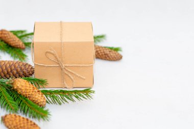 Tatil kartı. Beyaz arka planda bej renkli hediye kutusu. Düz yat, boşluğu kopyala.