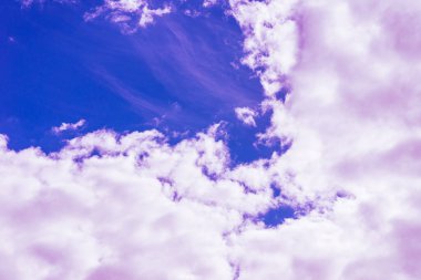 Mor bulutlar, güzel mavi gökyüzü, gökyüzü, muhteşem bir arka plan..