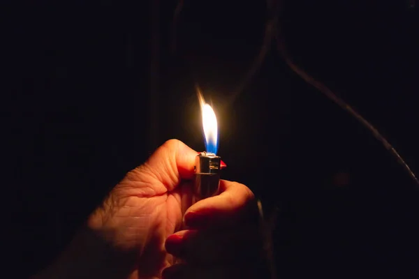 Mano Mujer Sosteniendo Encendedor Ardiente Fondo Negro Oscuro Primer Plano — Foto de Stock