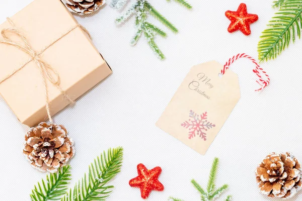 Yeni yıl dekorunda mutlu noeller. Beyaz arka plan, düz yatış..