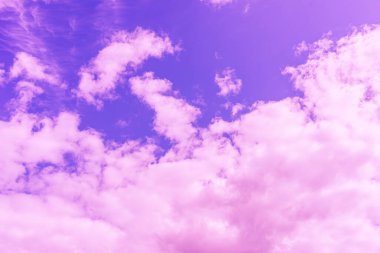 Güzel pembe bulut mor gökyüzü ve menekşe filtresi..