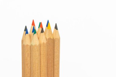 Beyaz arka planda izole edilmiş renkli kalemler. Yakın plan. Renkli kalemler arka plan. Beyaz arkaplanda renkli kalemler. Boşluğu kopyala.