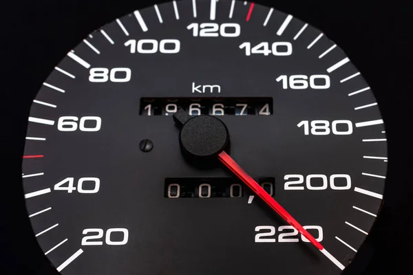 Prędkościomierz Prędkościomierz Samochodowy Pokazuje 220 Strzał Bliska Ciemnoczarne Tło Automobile — Zdjęcie stockowe