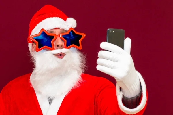 漂亮迷人迷人迷人的圣诞老人震惊了圣诞老人 他用5克速度慢的博客博主浏览红色背景的多媒体 — 图库照片