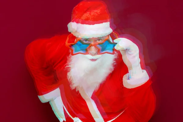 Portret Powolnego Ruchu Patrząc Uważnie Zdumieniu Podekscytowany Brodaty Święty Mikołaj — Zdjęcie stockowe