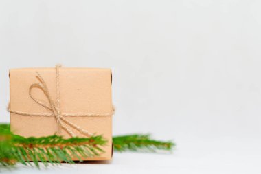 Tatil kartı. Beyaz arka planda bej renkli hediye kutusu. Düz yat, boşluğu kopyala.