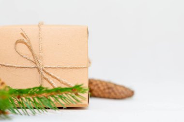 Tatil kartı. Beyaz arka planda bej renkli hediye kutusu. Düz yat, boşluğu kopyala.