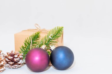 Noel oyuncakları, dal, koni ve kahverengi kutunun bileşimi, beyaz arkaplan, kopyalama alanı.