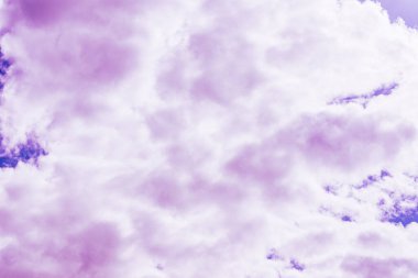 Mor bulutlar, güzel mavi gökyüzü, gökyüzü, muhteşem bir arka plan..