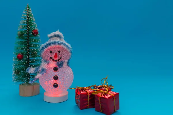 Ragyogó Hóember Este Ajándékok Karácsonyfa Fénymásolótérrel Karácsonyi Újévi Ünnepség Stúdió — Stock Fotó
