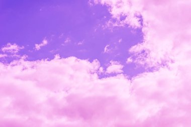 Güzel pembe bulut mor gökyüzü ve menekşe filtresi..