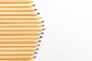 Beyaz arka planda izole edilmiş renkli kalemler. Yakın plan. Renkli kalemler arka plan. Beyaz arkaplanda renkli kalemler. Boşluğu kopyala.