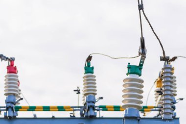 Yüksek voltajlı elektrik şalteri. Yeni alt istasyonda yüksek voltajlı yalıtıcıların kapatılması. Açık hava transformatörünün depolanması..