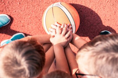 Üç çocuk basketbol takımı. Basketbol sahasında tutulan genç basketbolcular. Basketbol Yatay Arkaplan.