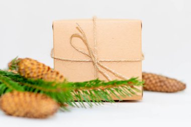 Tatil kartı. Beyaz arka planda bej renkli hediye kutusu. Düz yat, boşluğu kopyala.