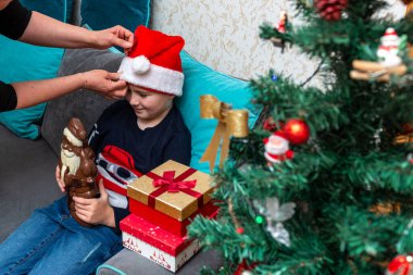 Kışın çocuk ve anne evde. Noel akşamı için hazırlanıyorlar. Noel konsepti..