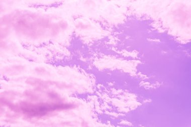 Güzel pembe bulut mor gökyüzü ve menekşe filtresi..