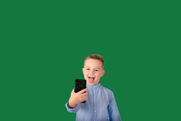 Zabawny Młody Chłopiec Zrobić Selfie Wystający Język Przez Telefon Komórkowy — Zdjęcie stockowe