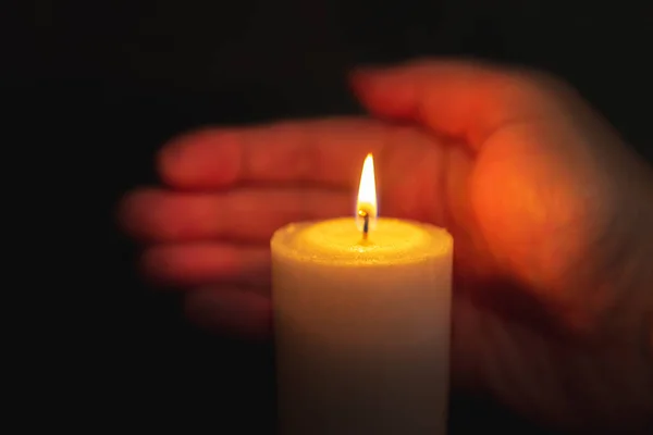 Una Palma Encarga Del Fuego Las Velas Por Noche Enfoque — Foto de Stock