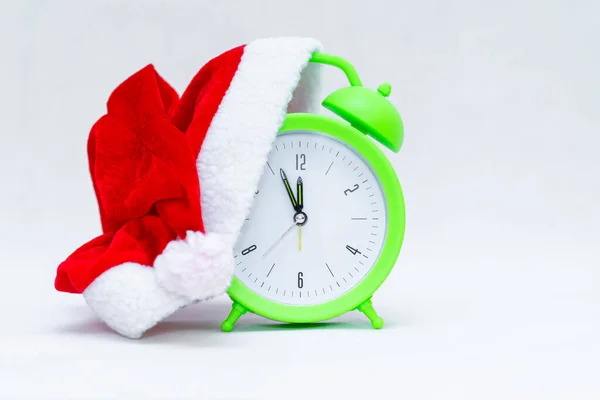 Ρολόι Ξυπνητήρι Σάντα Καπέλο Απομονώνονται Γκρι Λευκό Φόντο Πράσινο Ρολόι — Φωτογραφία Αρχείου