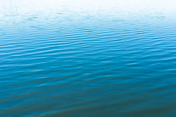Blauwe Water Kalme Golven Oppervlakte Als Achtergrond Kalme Wateroppervlak Met — Stockfoto
