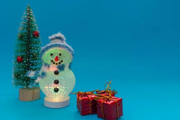 Világít Sötét Hóember Ajándékok Karácsonyfa Fénymásolótérrel Karácsonyi Újévi Ünnepség — Stock Fotó