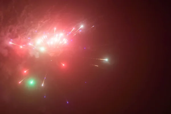 要約背景のためのぼやけた美しい花火 お祝いのためのカラフルな花火 祭りの花火カラフルなディスプレイ暗い背景お祝いのための美しい光 — ストック写真