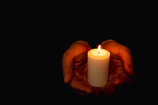 Manos Sosteniendo Vela Encendida Oscuridad Como Corazón Enfoque Selectivo Fondo —  Fotos de Stock