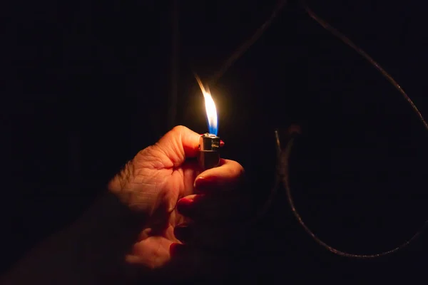 Mulher Mão Segurando Isqueiro Chamas Fundo Escuro Preto Fechar Foco — Fotografia de Stock