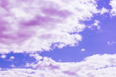 Mor bulutlar, güzel mavi gökyüzü, gökyüzü, muhteşem bir arka plan..