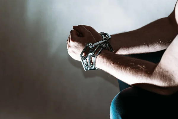 Przykuta Łańcuchami Ręka Siedzącego Białego Człowieka Więźnia Koncepcja Uwięzienia Kara — Zdjęcie stockowe