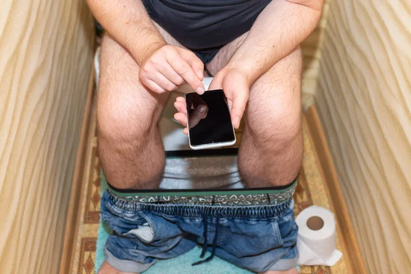 Homem Usando Smartphone Enquanto Senta Banheiro Mensagens Texto Telefone Inteligente — Fotografia de Stock