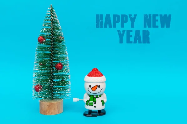 Happy New Year Inscriptie Sneeuwpop Een Blauwe Achtergrond Met Cadeaus — Stockfoto