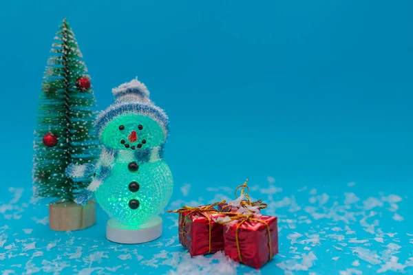 Boneco Neve Brilhante Noite Presentes Árvore Natal Com Cópia Espaço — Fotografia de Stock