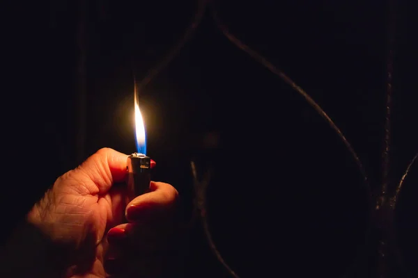 Mano Mujer Sosteniendo Encendedor Ardiente Fondo Negro Oscuro Primer Plano —  Fotos de Stock