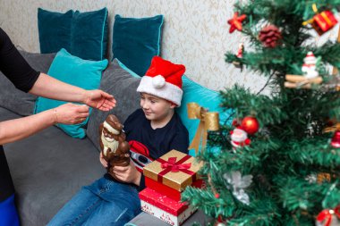 Kışın çocuk ve anne evde. Noel akşamı için hazırlanıyorlar. Noel konsepti..