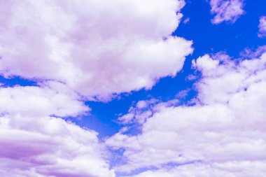 Mor bulutlar, güzel mavi gökyüzü, gökyüzü, muhteşem bir arka plan..