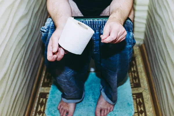 Man Med Diarré Sittande Toaletten Med Pappersrulle Händer Selektivt Fokus — Stockfoto