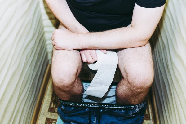 Человек Диареей Сидит Туалете Бумажным Рулоном Руке Избирательный Фокус Обрезанные — стоковое фото