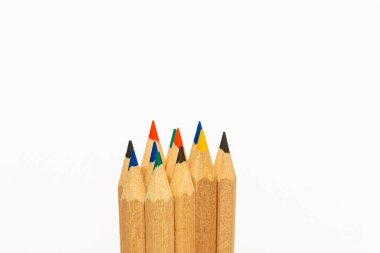 Beyaz arka planda izole edilmiş renkli kalemler. Yakın plan. Renkli kalemler arka plan. Beyaz arkaplanda renkli kalemler. Boşluğu kopyala.