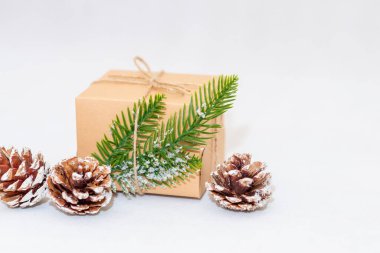 Tatil kartı. Beyaz arka planda bej renkli hediye kutusu. Düz yat, boşluğu kopyala.