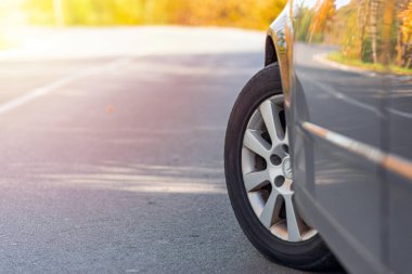 Sonbahar sabahı. Duvara güneş sarısı turuncu güneş ışığı yansıtan eski bina duvarı. Çoğunlukla seçici odaklanma..