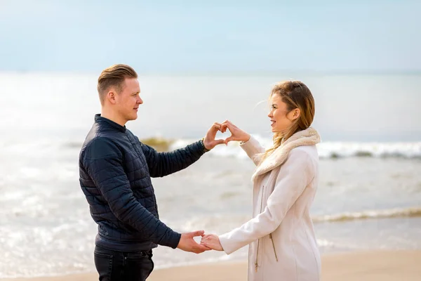 Romantique Jeune Couple Fait Cœur Regardant Souriant Tout Tenant Plage — Photo